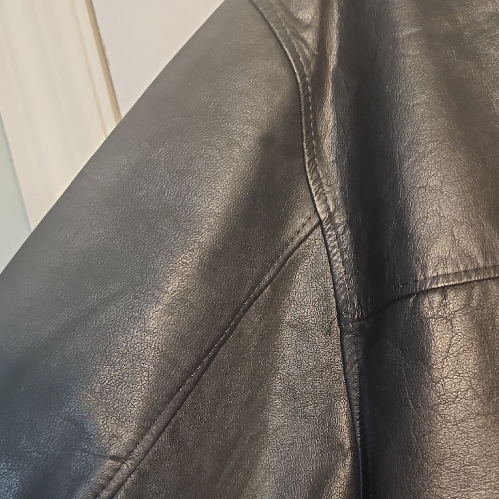 Men's Sleek Black Leather Jacket - Picture 10 of 13